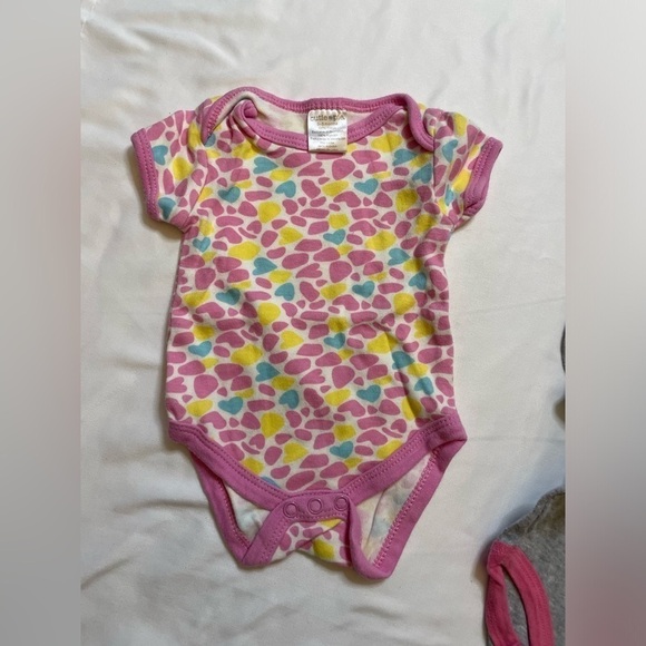 Girls Onesie Brand size 0-3 months 5 onesie’s and 2 pants set - Picture 6 of 12